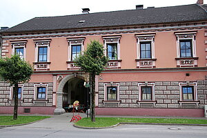 Blindenmarkt, Hauptstraße Nr. 15: späthistoristische Fassade, vor 1890, Rundbogenportal Ende 15. Jh.,