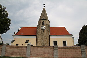 Maria Ponsee, Pfarr- und Wallfahrtskirche Mariä Geburt, romanische Chorquadratkirche, Um- und Ausbauten im 16. und 18. Jh.