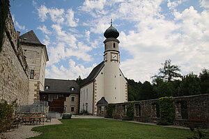 Neuhaus, Pfarrkirche hl. Johannes Nepomuk, nachgotischer Saalbau, 1607-12 errichtet