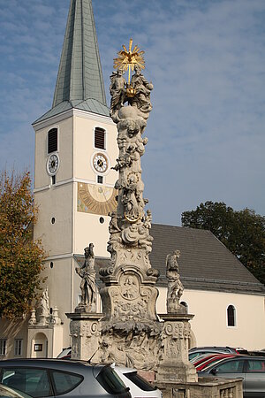 Traiskirchen, Hauptplatz mit Dreifaltigkeitssäule und Filialkirche hl. Nikolaus