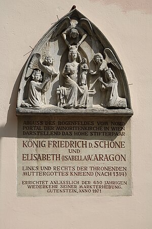 Gutenstein, Gedenkstein für die Markterhebung 1971 (Kopie des Tympanons der Minoritenkirche iin Wien)