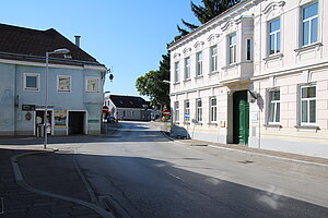 Böheimkirchen, Obere Hauptstraße 10: späthistoristische Fassade