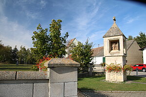 Drasenhofen, Tabernakelpfeiler in der nordöstlichen Friedhofsecke, spätgotisch