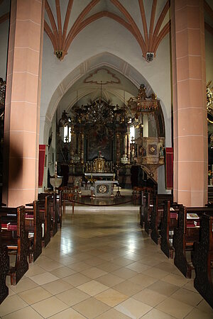 Aspang, Pfarrkirche hl. Florian, Kircheninneres, Blick gegen Hochaltar