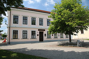 Absdorf, Hauptplatz - ehem. Volksschule, 1878, jetzt Oskar Mann Heimatmuseum