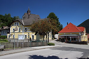 Kleinzell, Häusergruppe Kleinzell Nr. 8 und Nr. 6 (rechts) biedermeierlicher Gasthof