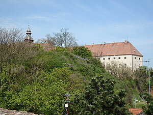 Rabensburg, Schloss, mächtige Anlage, auf eine Kuenringer-Gründung zurückgehend, im 17. Jahrhundert ausgebaut