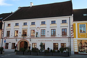 Herzogenburg, Rathausplatz 19, 1558 als Brauerei errichtet, Mitte des 18. Jh.s barockisiert