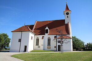 Neidling, Pfarrkirche Hll. Petrus und Paulus, spätgotischer Saalbau mit umfangreichen späteren Anbauten und Westturm