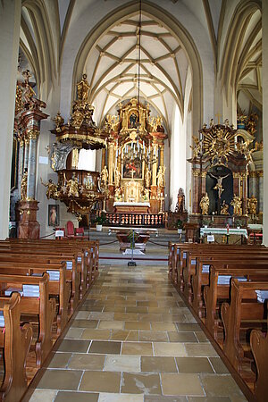 Ybbs an der Donau, Portal der Pfarrkirche hl. Laurentius, Blick in das Kircheninnere Richtung Chor