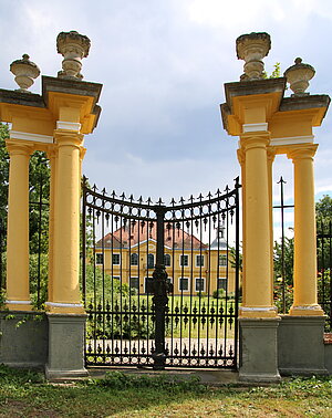 Zwentendorf, Schloss Zwentendorf, um 1750 erbaut, im 19. Jh. erweitert
