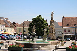 Retz, Hauptplatz, Blick gegen Osten, Steinbrunnen 18. Jh., dahinter Dreifaltigkeitssäule