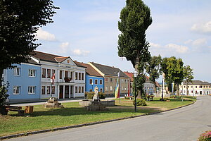 Schweiggers, Marktplatz mit Rathaus