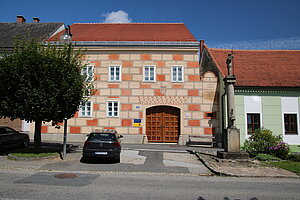 Thaya, Hauptstraße Nr. 22, Rathaus, Dekor auf 17. Jh. zurückgehend, erneuert