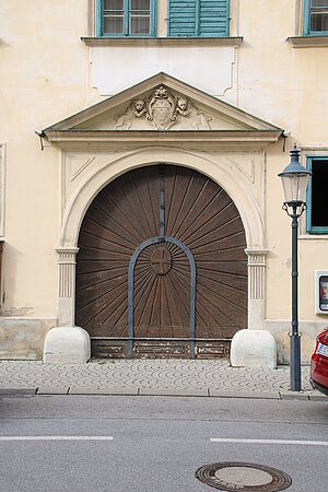 Bruck an der Leitha, Hauptplatz 5, Pfarrhof, 1732 umgebaut