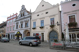 Eggenburg, Giebelhäuser am Hauptplatz, Renaissancebauten mit barockisierten Fassaden
