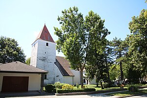 Haringsee, Pfarrkirche hl. Laurenz, ehem. Wehrkirche mit Wehrturm, barockisiert