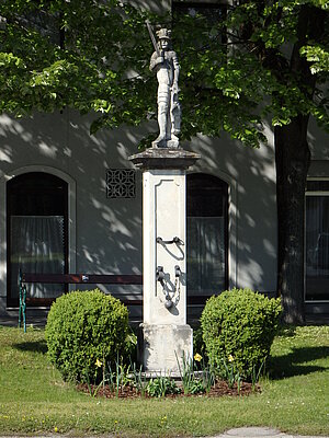 Ober-Grafendorf, Pranger auf dem Hauptplatz, 1652 mit Wappen der Sinzendorf