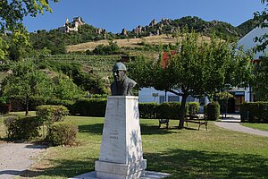 Dürnstein, Denkmal für August Karl, 1945 bis 1960 Landeshauptmannstellvertreter, Initiator der Wachaustraße