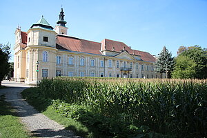 Schloss Heiligenkreuz mit Pfarr- und Wallfahrtskirche Mariae Himmelfahrt, ab 1733 errichtet