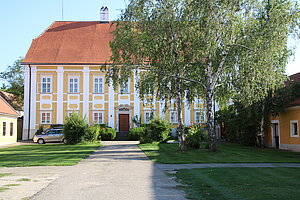 Zellerndorf, Pfarrhof an der ehemaligen Hauptstraße, barocke Anlage mit Wirtschaftsgebäuden, Bau ab 1718