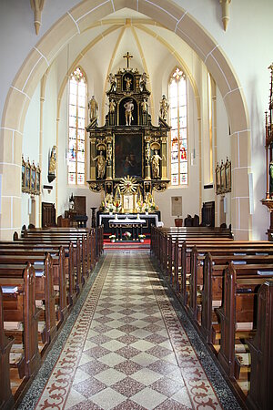 AllhaRtsberg, Pfarrkirche hl. Kaharina, Blick gegen den Hochaltar