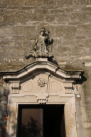 Burgschleinitz, Pfarrkirche hl. Michael, Kirchenportal mit hl. Michael