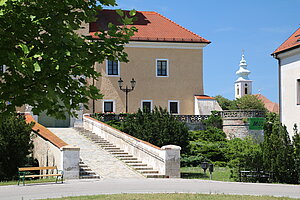 Dürnkrut, Schloss Dürnkrut, Aufgang zum Schloss, im Hintergrund die Pfarrkirche