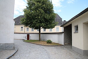 Neustadtl an der Donau, Marktstraße 9, Pfarrhof, im Kern 16. Jh.