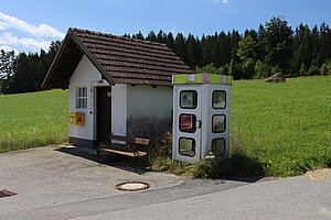 Rottal, nördlichste Telefonzelle und Bushaltestelle in Österreich