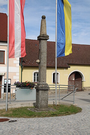 Rastenfeld, Prangersäule, 17. Jh. Sockel bezeichnet mit 1783