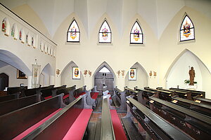 Niederkreuzstetten, Pfarrkirche hl. Jakob der Ältere, Blick in das 1923 von Karl Holey errichtete Langhaus