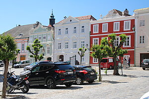 Retz, Hauptplatz, Häuserreihe im Norden des Platzes