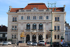 Tulln, Hauptplatz Nr. 33, Bezirkshauptmannschaft Tulln, späthistoristischer Bau, 1891-92 nach Plänen von Ferdinand Nebesky errichtet