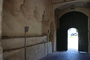 Schloss Ulmerfeld, Torhalle mit Sitznischen