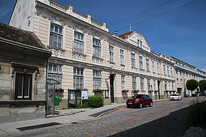 Bisamberg, Hauptstraße Nr. 32: Volksschule, um 1910