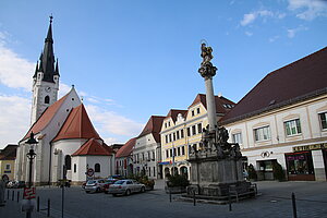 Horn, Blick über den Kirchenplatz mit Filialkirche und Mariensäule von 1679