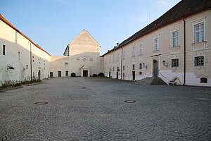 Mailberg, Schloss- und Pfarrkirche hl. Johannes der Täufer, Hallenkirche des 13. Jh.s, 1609 barockisiert