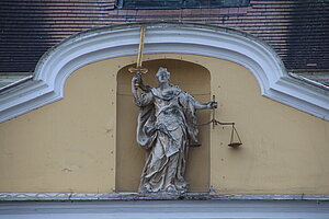 Stockerau, Justitia im Giebel ds Rathauses