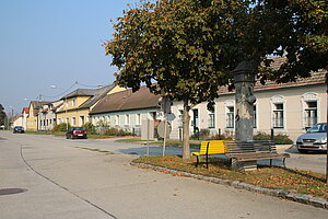 Stopfenreuth, Blick über die Dorfstraße - typische Verbauung eines Breitstraßendorfes