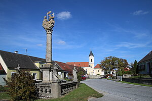 Blumau an der Wild, Blick über den Straßenplatz, im Vordergrund Dreifaltigkeitssäule, 1717