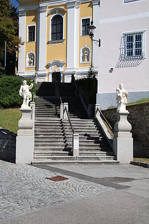 Groß-Siegharts, Stiegenaufgang zur Pfarrkirche