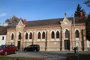 Hollabrunn, Amtsgasse Nr. 2: Turnhalle, neugotischer Backsteinbau, errichtet 1883