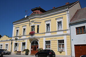 Kaumberg, Gasthof Schwarzer Bär, späthistoristische Fassade, bezeichnet 1905