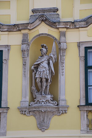 Mannersdorf, Schloss Mannersdorf, heute Gemeindeamt, 1753-55 umgebaute Schlossanlage, Fassadenskulptur