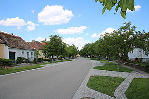 Schrattenthal, langgestreckter Straßenplatz