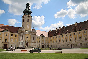 Stift Seitenstetten, Großer Stiftshof, Blick Richtung Ost-Seite mit Kirchenfassade