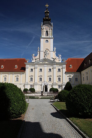 Stift Altenburg, Blick über den Prälatenhof auf die Stiftskirche