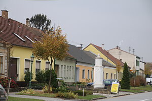 Bockfließ, Hauptstraße mit Pranger