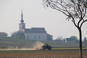 Hohenruppersdorf, Blick zur Kirche Hl. Kreuz, auf einer Terrasse am östlichen Ende des Marktpkatzes gelegen